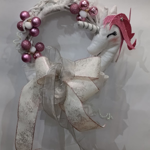 ručno izrađeni vjenčić, ukras za vrata, božićni vjenčić, unikatna dekoracija, ručni rad Hrvatska, poklon za dom, handmade dekoracije, jednorog vjenčić