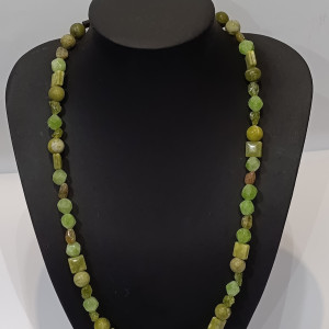 Ručna ogrlica s peridotom, granatom i žadom. Kristali koji donose ljubav, ravnotežu, blagostanje i zaštitu. Unikatni nakit s dušom.