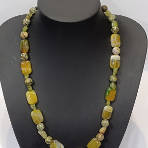 Ručna ogrlica s granatom, peridotom, ahatom i ocean jaspisom – simbol ljubavi, sklada i unutarnje snage. Kristali koji liječe, štite i donose blagostanje.