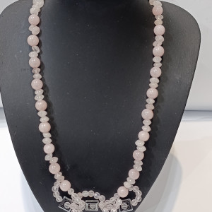 Ogrlica od ružičastog kvarca i hematita – ručno rađeni nakit s značenjem. Kristali ljubavi, zaštite i ravnoteže. MelAureus by Melanija Maružin.