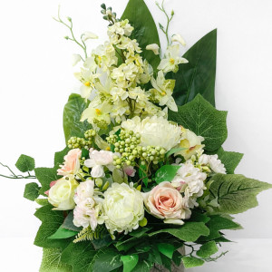 Aranžman za groblje kao ukras za grob ,grobni aranžman od kvalitetnog cviječa