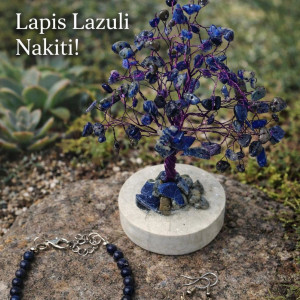 lapis lazuli nakit, set od kristala, kristalna narukvica, drvo kristala, naušnice od kristala, duhovni nakit, zaštitni kamen, intuicija i mir, grlena čakra, poklon set za žene, ručno rađeni nakit, prirodni kristali, energija kristala, mindful poklon, autentičnost i snaga