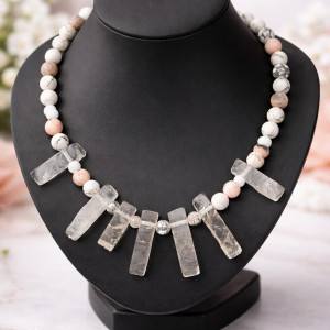 Ogrlica od gorskog kristala, rodokrozita i howlita – nježna kombinacija za mir, ljubav i ravnotežu. Savršen poklon s dubljim značenjem.